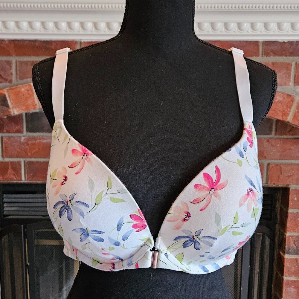 Cacique Pastel Flowered Bra, Front Closure, Lace Cross Back. Size 44B